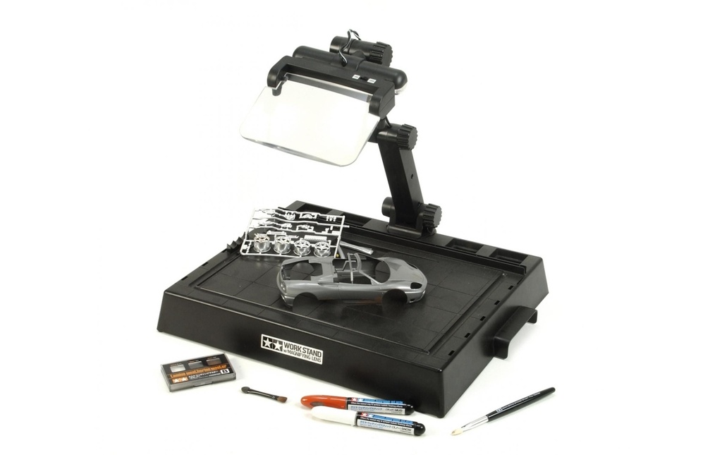 Tamiya Poste de travail pour le modélisme avec lumière et loupe