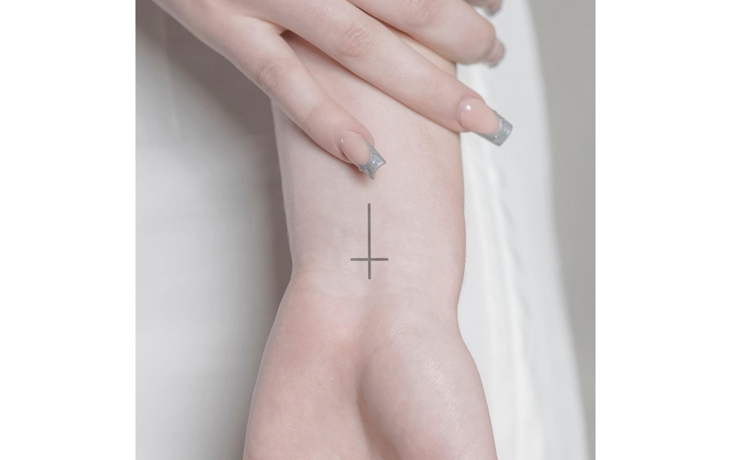 minink tatouage petite croix Taille: S (2.0 cm x 4.0 cm)